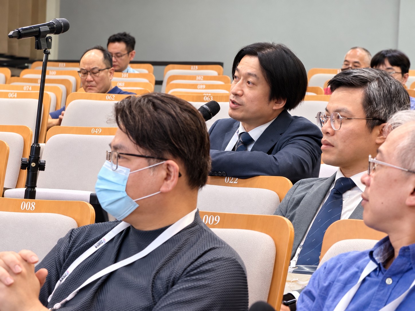 與會醫師持麥克風參與臨床討論
